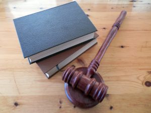 ספר חוקי משפט ופטיש משפטי על שולחן עץ