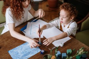 ילד ואמא יהודיים מציירים יחד