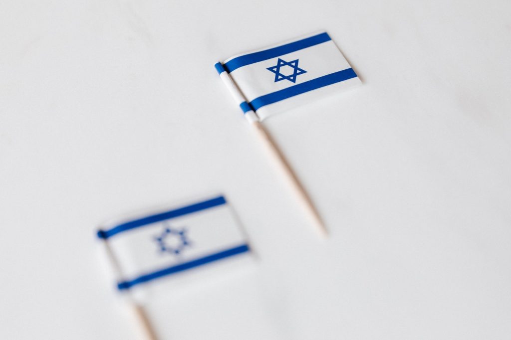דגל ישראל קטן עם מקל