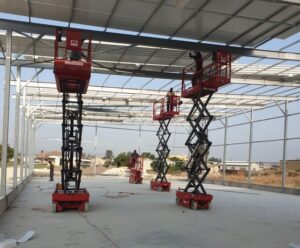 היתרונות של במות הרמה לעבודה בתוך מבנים ומחסנים לוגיסטיים
